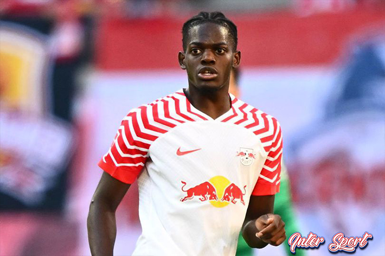 Cari Bek Tengah Baru, Real Madrid Incar Bek RB Leipzig Ini