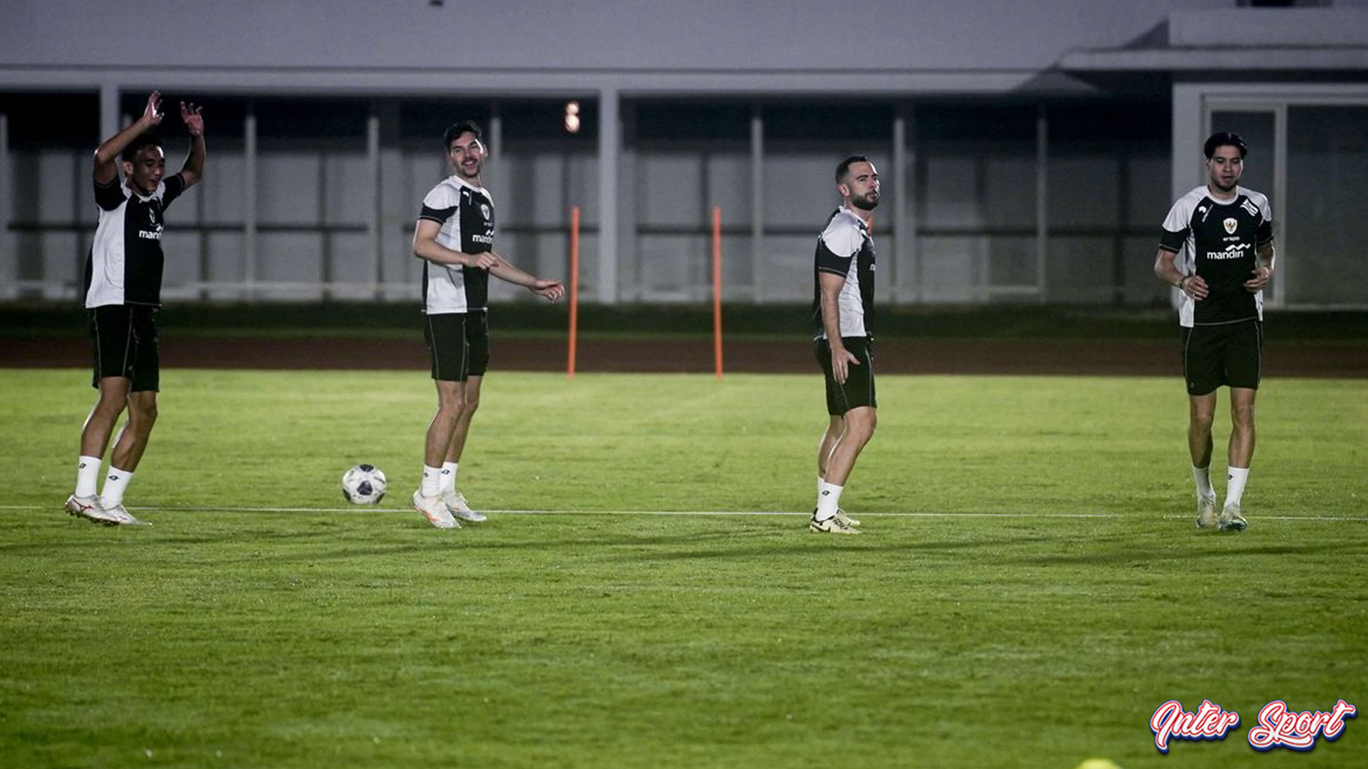 Latihan Perdana Timnas Indonesia dengan Kluivert Jelang Australia